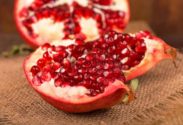 Juicy Pomegranate Its Half Leavesbeautiful Composition Juicy Pomegranates Old Wooden — 图库照片