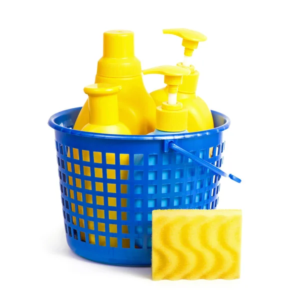 家用清洁用品和带有洗涤剂Spay和橡胶手套的篮子配件 — 图库照片