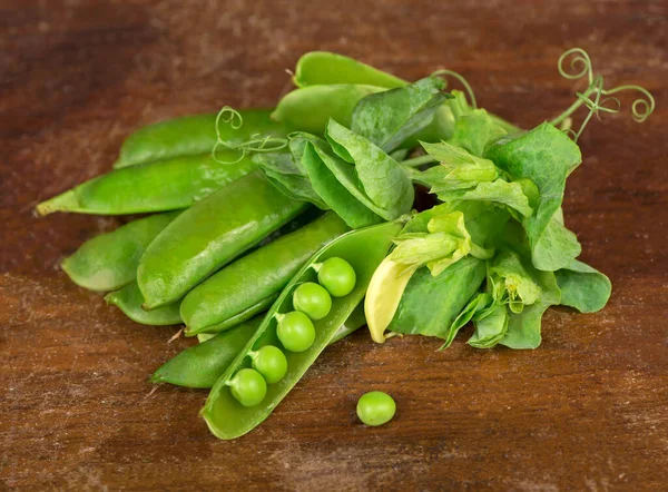 Grüne Erbsen Auf Holzgrund — Stockfoto