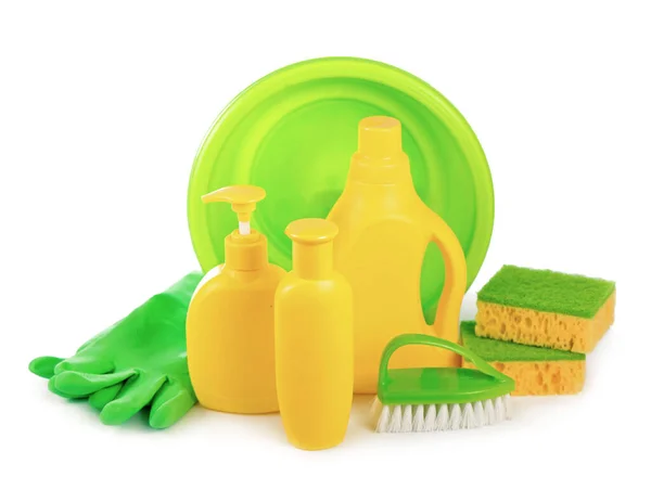 家用清洁用品和带有洗涤剂Spay和橡胶手套的篮子配件 — 图库照片