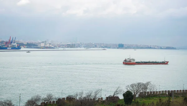 Великий Вантажний Танкер Протоці Босфор Стамбулі Ідея Транспортування Вантажів — стокове фото