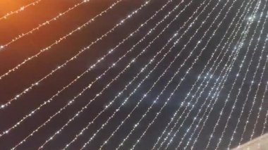 Gururlu yeni yıl ağacının ışıkları. Tatil, satış ve perakende satış kavramı, Poltava kentinin merkez meydanında düzenlenen bir Noel fuarıdır. Ukrayna. 2022