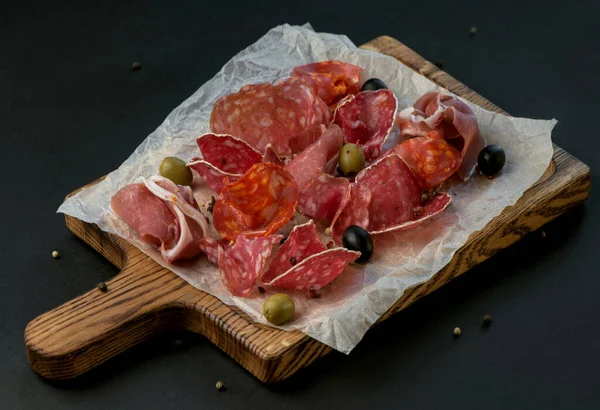 Vleeswaren Jamon Ham Salami Een Houten Plank Een Zwarte Achtergrond — Stockfoto