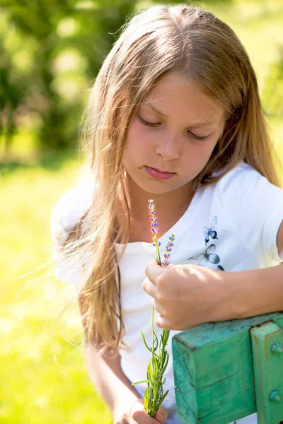 Lavanta Çiçekli Küçük Bir Kızın Portresi — Stok fotoğraf