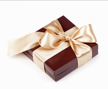 şekerler ve altın bant üzerinde beyaz izole kutusu