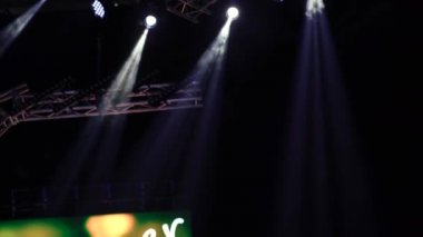 Bir konserde sahne ışıklandırması. Sis dolu bir konserde sahneyi aydınlatan birçok spot ışığı.