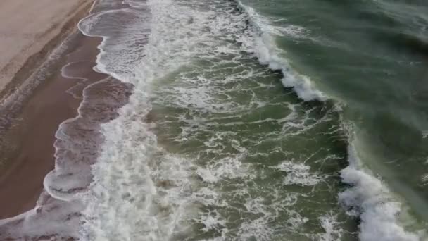 Βροχερή, κυματιστή παραλία με θέα στο πράσινο νερό — Αρχείο Βίντεο