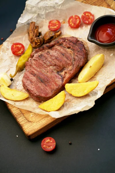 Biefstuk Met Takje Rozemarijn Een Houten Tafel — Stockfoto