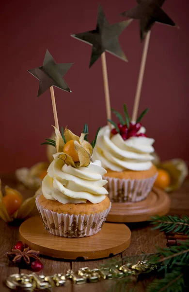 Cupcakes Noël Avec Glaçage Vanille Canneberges Romarin Sur Fond Bois — Photo
