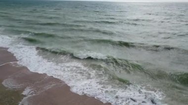 Fırtınalı dalgalı sahil plajı ve yeşil su Azov denizi