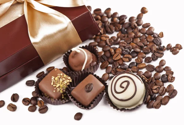 Braune Schachtel Mit Bonbons Und Goldenem Klebeband Kaffeekörner Auf Weißem — Stockfoto
