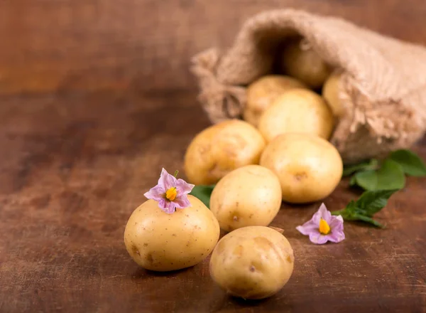 Batatas Cruas Fundo Madeira — Fotografia de Stock