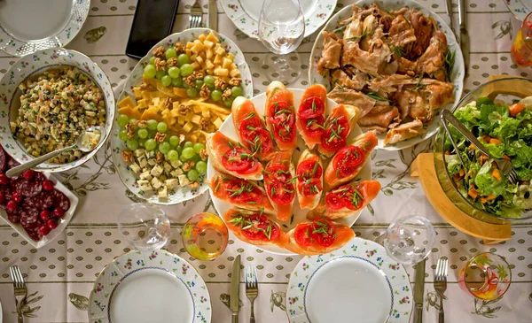 Velký Velkorysý Stůl Pokrytý Lahodnými Pokrmy Pokrytý Ubrusem Kterém Jsou — Stock fotografie