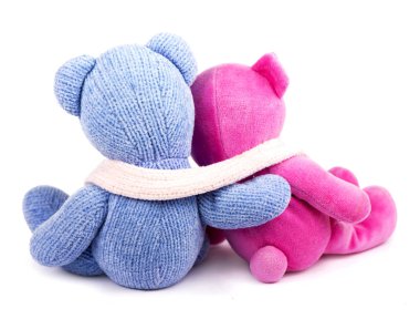 Arkadaşlık. İki oyuncak ayı, birinin kollarında.