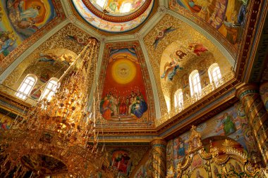 Pochaev Lavra 'daki katedralin iç dekorasyonu.