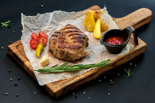 Biefstuk Met Takje Rozemarijn Een Houten Tafel — Stockfoto