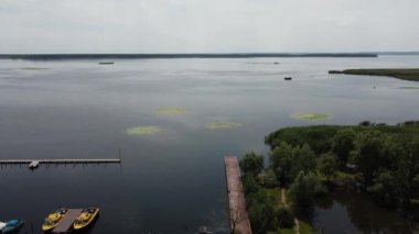 Ukrayna. Poltava bölgesi. 2021 yazında. Dinyeper Nehri 'nin üzerinden uçun. Ufuk manzarası ve nehirdeki ada. Balıkçı adası. Sahilde dinlen.