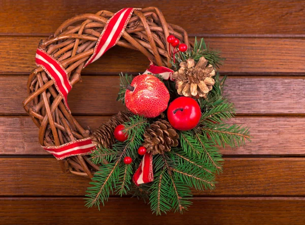 Corona Navidad Verde Con Decoraciones Sobre Fondo Madera — Foto de Stock