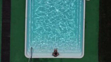 Havuzda yüzen genç bir erkeğin gerçek görüntüsü.