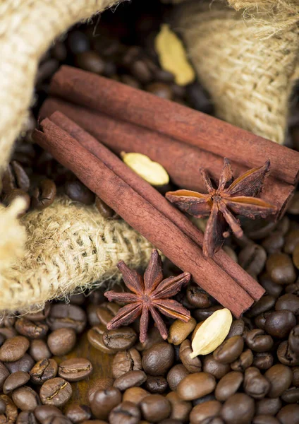 焙煎コーヒー豆の背景にコーヒー — ストック写真