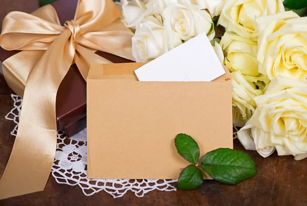 Hermosas Flores Blancas Rosas Con Sobres Corazones Espacio Vacío Para — Foto de Stock