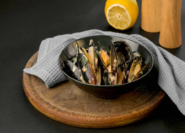Mussels Creamy Sauce Black Plate Black Background — Stock Photo, Image