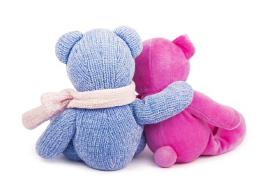 Arkadaşlık. İki oyuncak ayı, birinin kollarında.