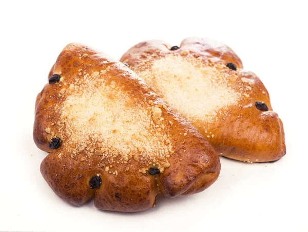 Beyaz arka planda kuru üzümlü tatlı rulo