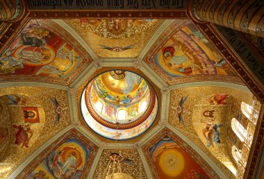 Pochaev Lavra 'daki katedralin iç dekorasyonu.