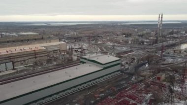 Tüten baca Poltava Madencilik ve İşleme Tesisi. Ukrayna 'nın en büyük demir madeni ve çelik üretiminde kullanılan demir cevheri topakları üreticisi ve ihracatçısı. İHA ile çekilen video