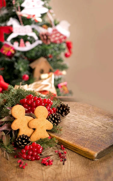 クッキー 古い木製の背景にスパイスとのクリスマスの装飾 — ストック写真
