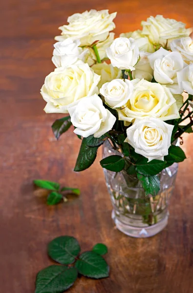 Букет Цветущих Роз Вазе Деревянной — стоковое фото