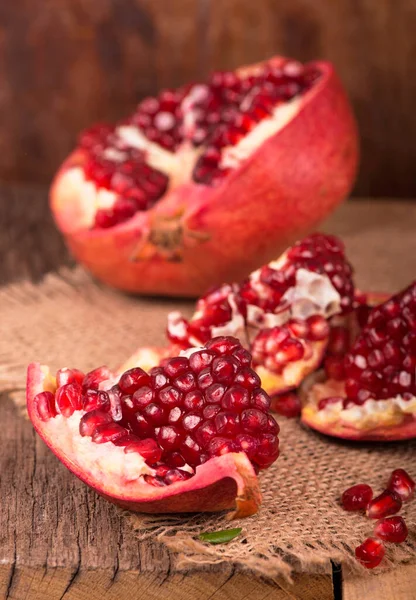 Juicy Pomegranate Its Half Leavesbeautiful Composition Juicy Pomegranates Old Wooden — 图库照片