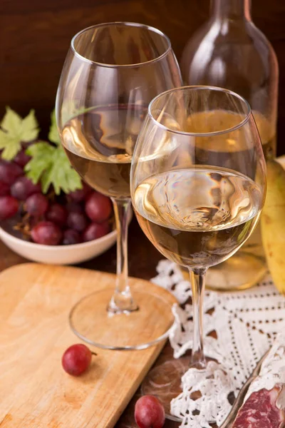 Víno Hrozny Vinobraní Dřevěném Stole — Stock fotografie