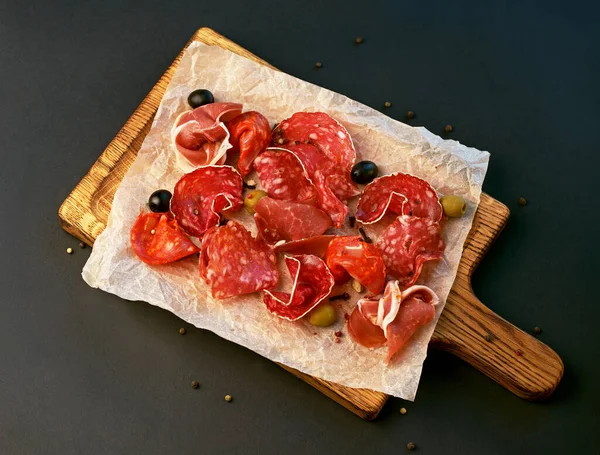 Aufschnitt Marmelade Schinken Salami Auf Einem Holzbrett Auf Schwarzem Hintergrund — Stockfoto