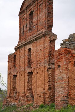 Kore, Ukrayna 'daki antik şatonun dışavurumcu kırmızı tuğlalı kapı kulesi.