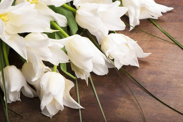 Kytice Bílých Tulipánů Starých Dřevěných Desek — Stock fotografie