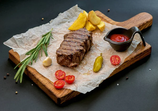 Biefstuk Met Takje Rozemarijn Een Houten Tafel — Stockfoto