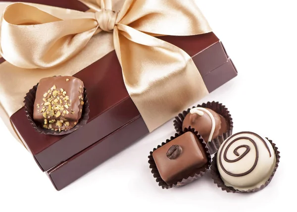 Braune Schachtel Mit Bonbons Und Goldenem Klebeband Auf Weißem Hintergrund — Stockfoto