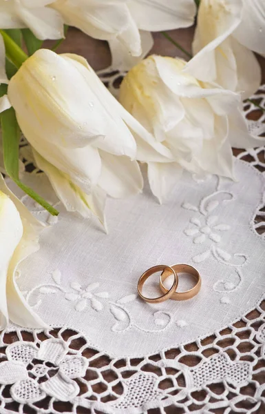 Two Wedding Rings White Tulips Close — Stock Photo, Image