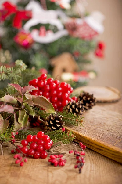 古い木製の背景にクリスマスの装飾 — ストック写真