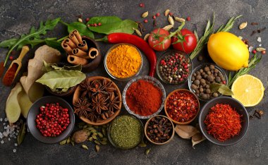 Koyu kırsal taşlı arka planda doğal baharat çeşitleri, sağlıklı baharat konsepti