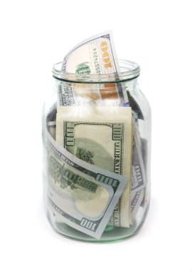 Beyaz arka planda izole edilmiş cam bir kavanozdaki 100 dolarlık banknotlar..