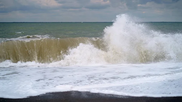 大きな白い泡の海の波 海は嵐だ 冷たい嵐黒海沿岸 — ストック写真