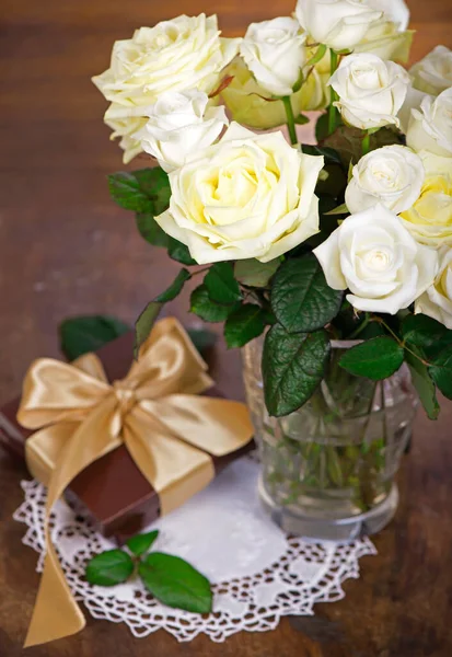 Boeket Bloeiende Rozen Vaas Een Houten — Stockfoto