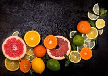 Citrus geçmişi. Taze turunçgiller - Limonlar, portakallar, limonlar, greyfurtlar Ahşap arka planda