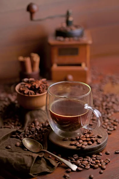 Varmt Svart Kaffe Och Kaffebönor Det Gamla Träbordet — Stockfoto