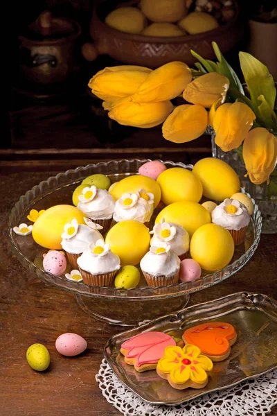 Pequeño Cupcake Con Decoraciones Azúcar Para Pascua — Foto de Stock