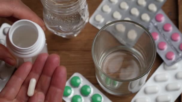 Женщина Таблетками Стаканом Пресной Воды Принимающая Лекарства Сильных Болей Принимающая — стоковое видео