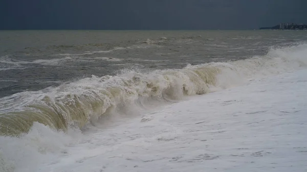 大きな白い泡の海の波 海は嵐だ 冷たい嵐黒海沿岸 — ストック写真